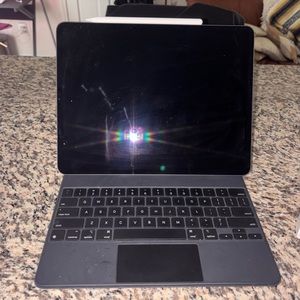 Ipad 12.9 4th generation bundle with apple keyboard/case and Apple Pencil